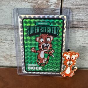 SEE PHOTO Veefriends Road to Veecon Tremendous Tiger Green Ice Super Sticker+Pin